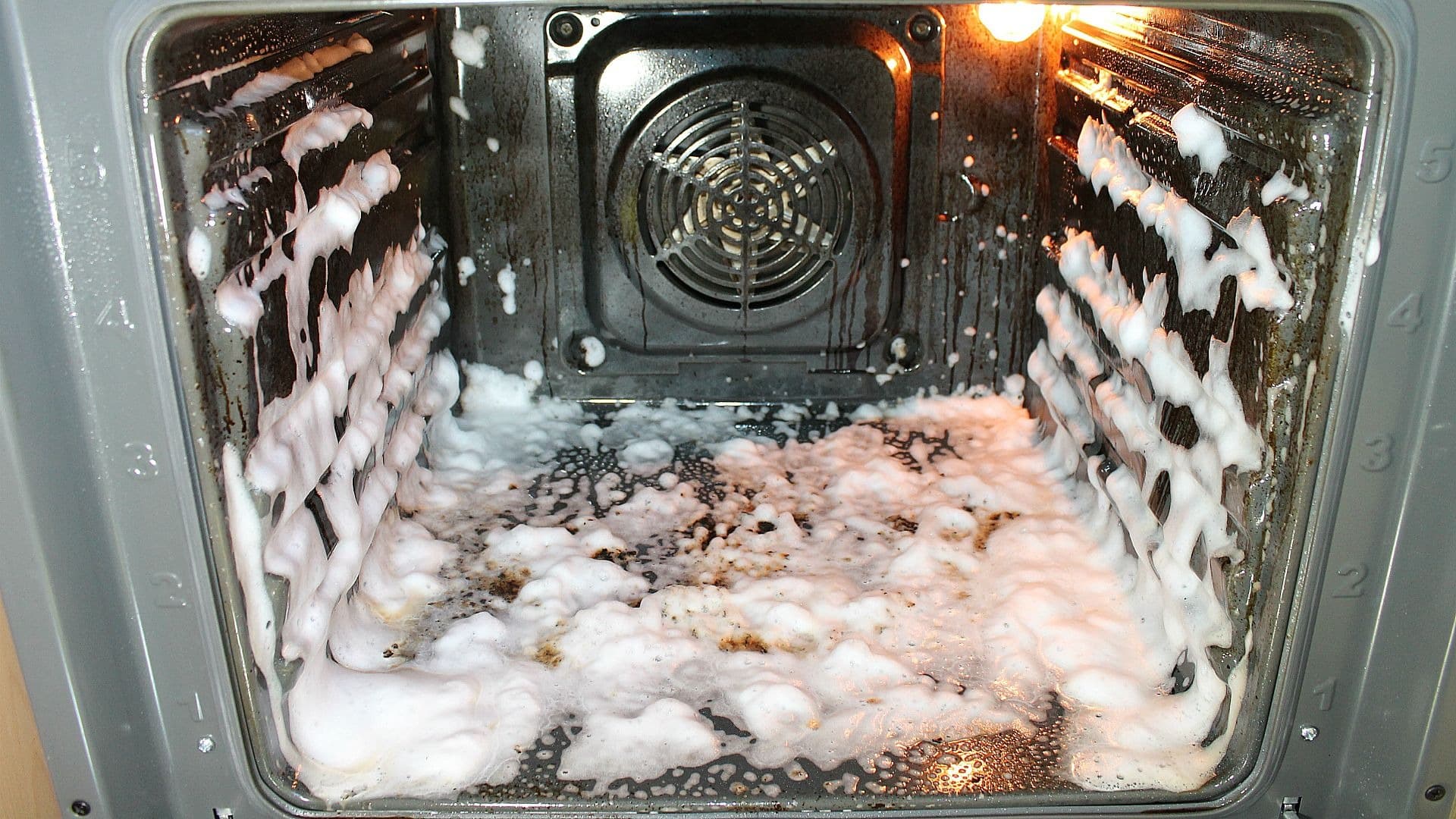 Kuinka puhdistaa uuni vanhasta rasvasta helposti: Salaisuus piilee tutussa aineessa