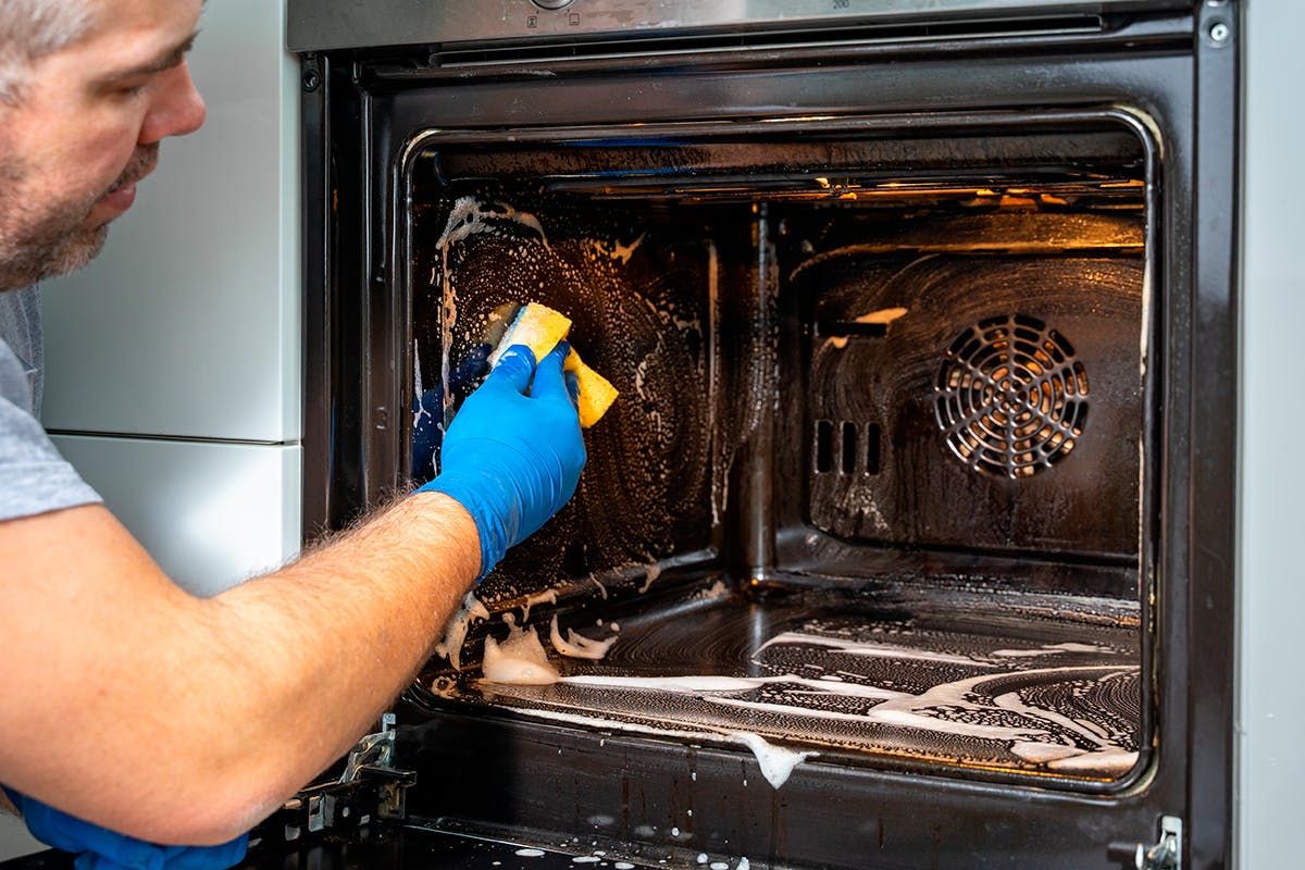 Kuinka puhdistaa uuni vanhasta rasvasta helposti: Salaisuus piilee tutussa aineessa