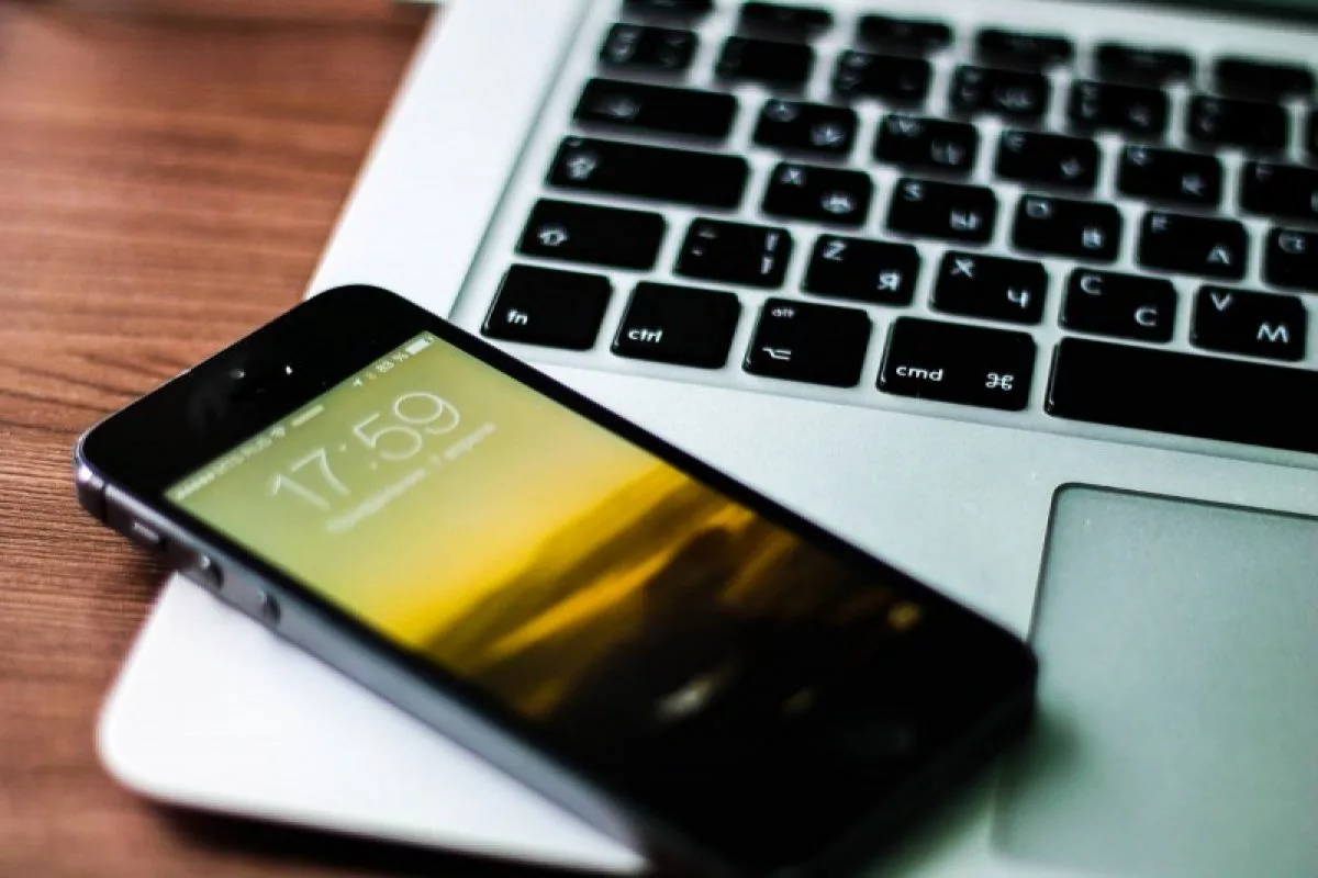 Miksi puhelinta ei kannata pitää näyttö ylöspäin: Neljä syytä