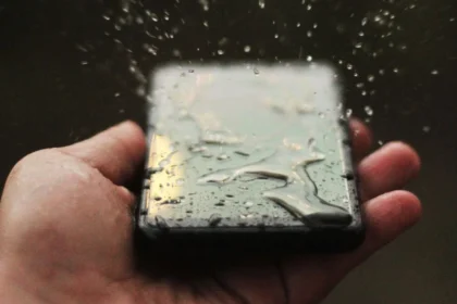 Mitä tehdä, jos älypuhelimen latausporttiin on päässyt vettä