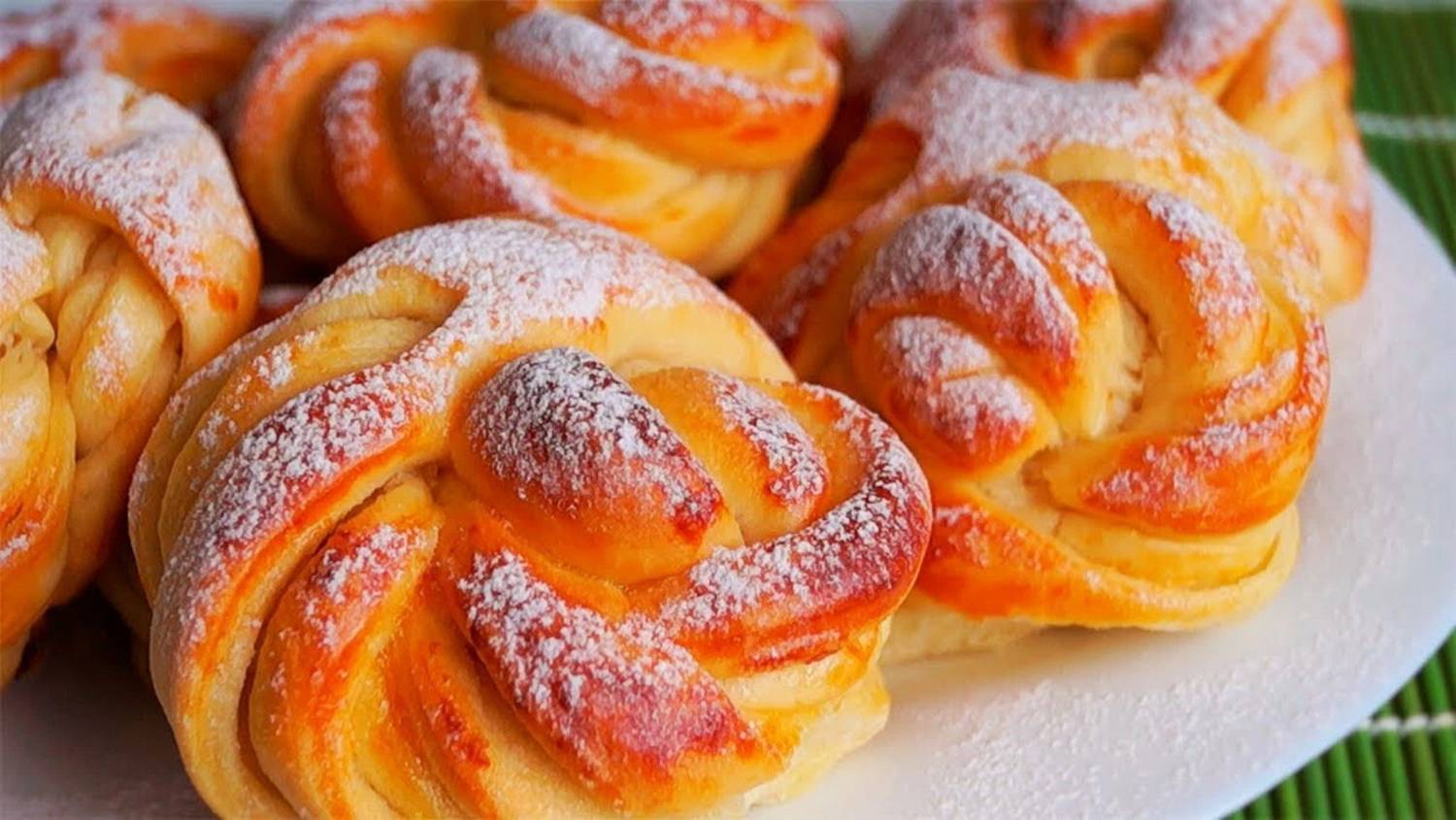 Leivonnaisia teelle – täyte ei ole väliä, mutta omenat ovat parhaita!