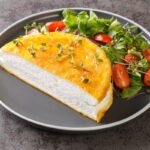 Ranskalainen vs. amerikkalainen munakas – täydellinen opas kahteen klassikkoon keittiössä