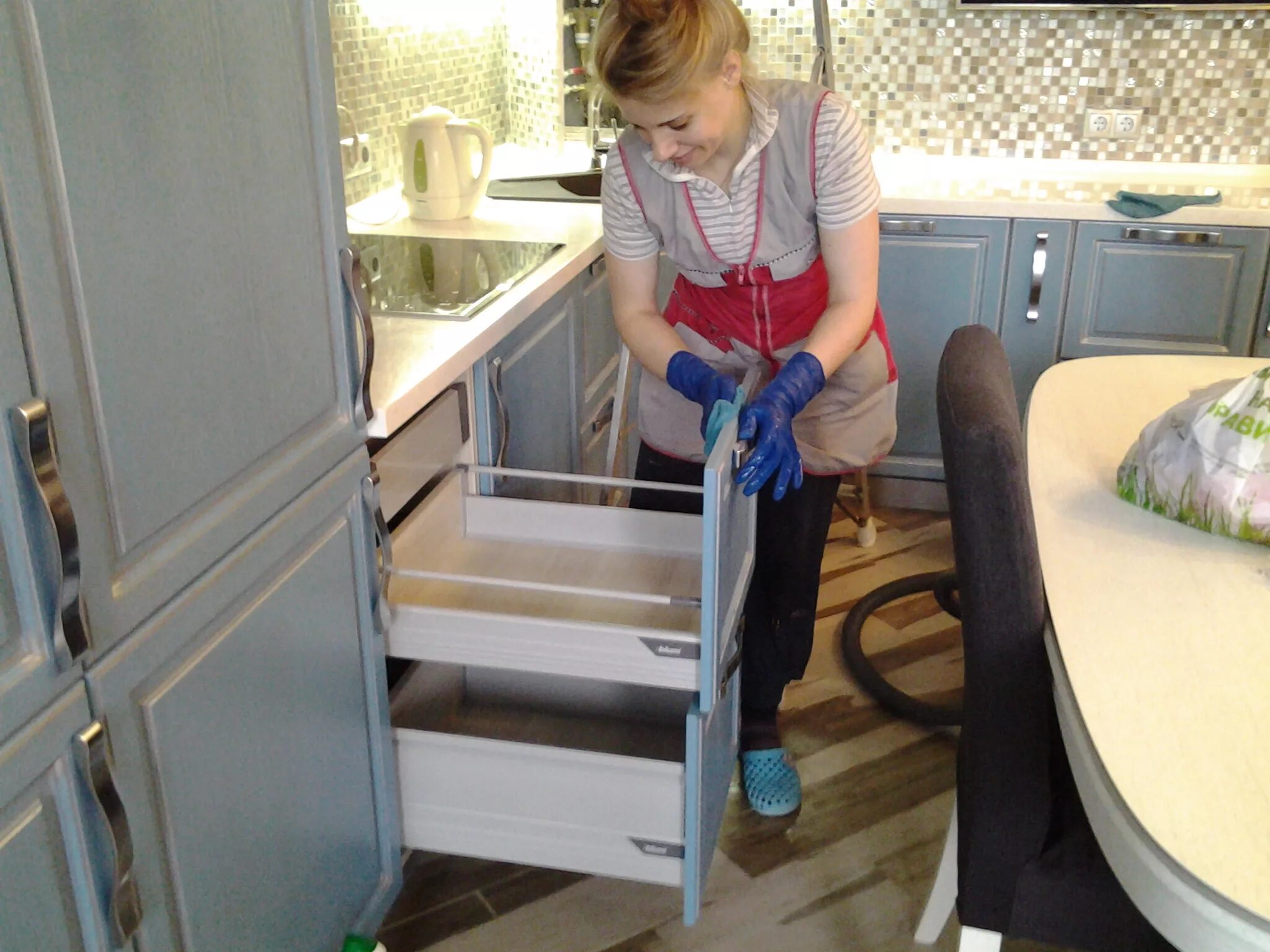 Kuinka poistaa pinttynyt rasva keittiön hyllyiltä: Tämä kotikonsti tekee ihmeitä