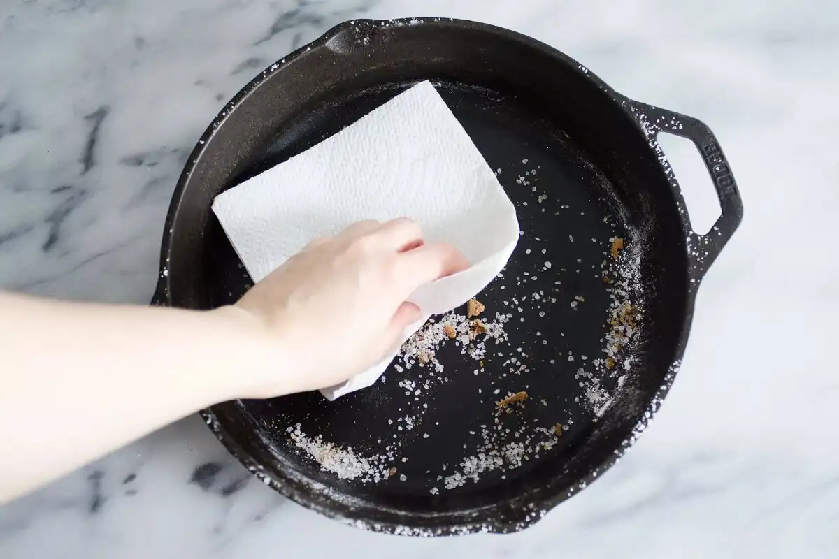 Rautainen paistinpannu puhtaaksi hetkessä: Se näyttää uudelta