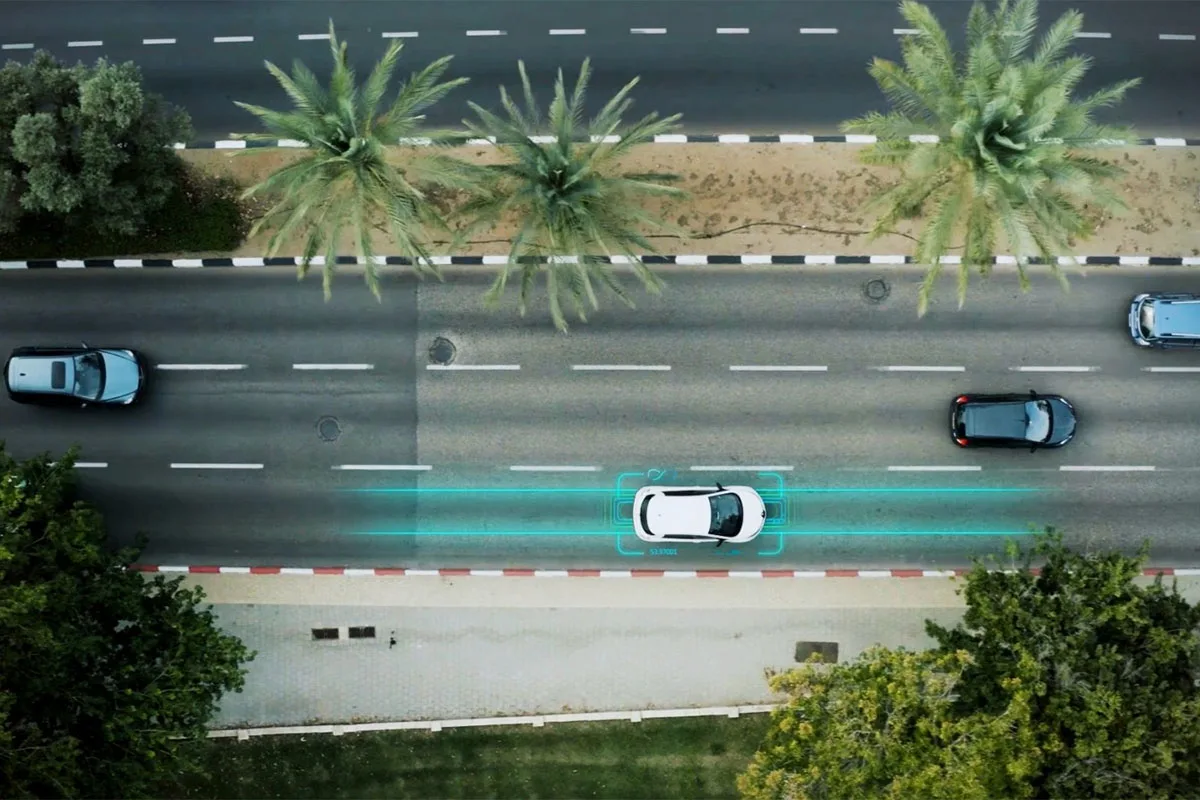 Ranska avaa maailman ensimmäisen moottoritiän, joka lataa sähköautoja ajon aikana