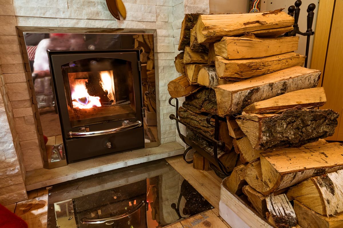 Mitä polttaa tulipesässä savupiipun puhdistamiseksi – tehoisa keino kerralla kuntoon