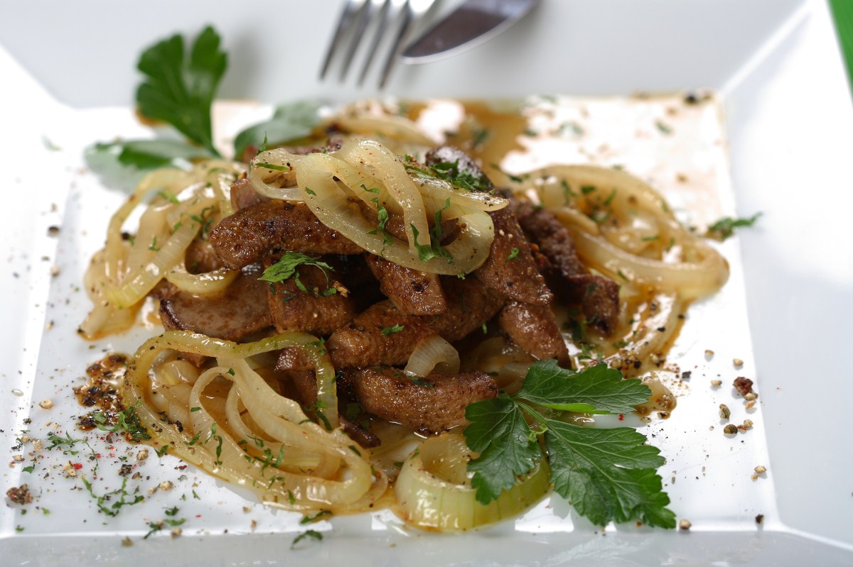 Maksaa pannulla sipulin ja smetanan kera