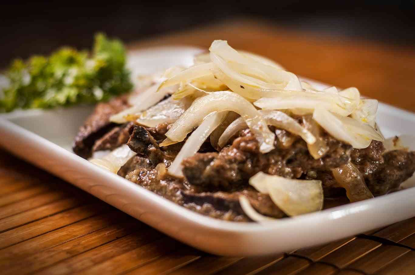 Maksaa pannulla sipulin ja smetanan kera