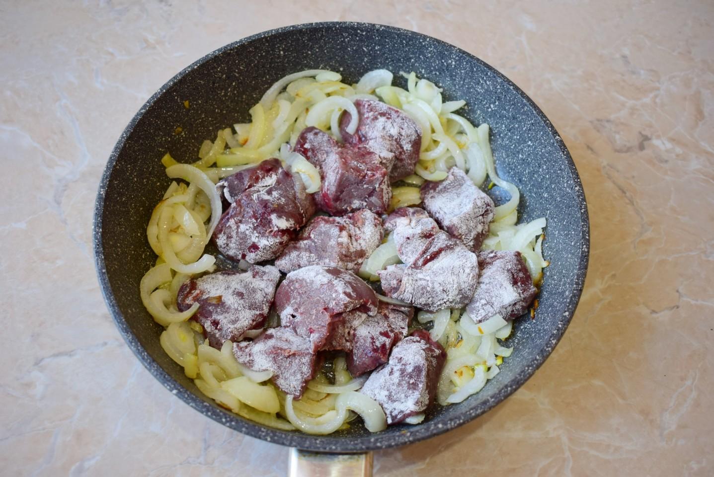 Maksaa pannulla sipulin ja smetanan kera