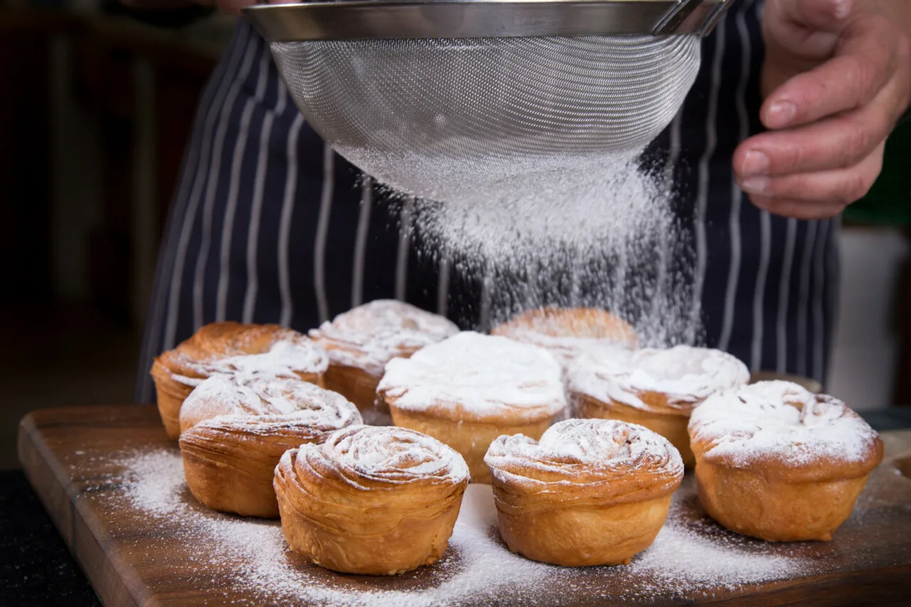 Sokeri vai tomusokeri: milloin voi korvata, milloin riski pilata jälkiruoka