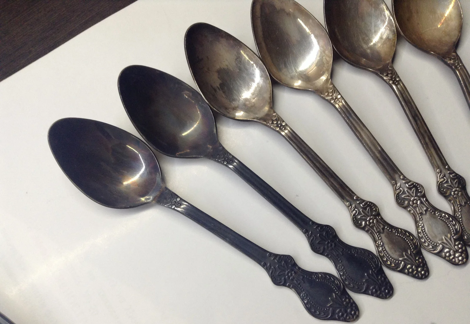 Viisi minuuttia – ja tummunut hopea kiiltää kuin uusi: Todistettu puhdistusmenetelmä