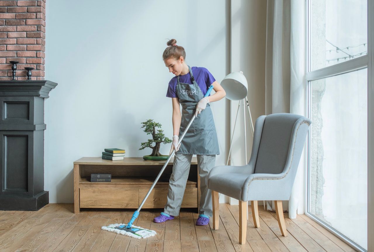 Kuinka vähentää pölyä kotona: Yksinkertaisia ja käytännöllisiä vinkkejä