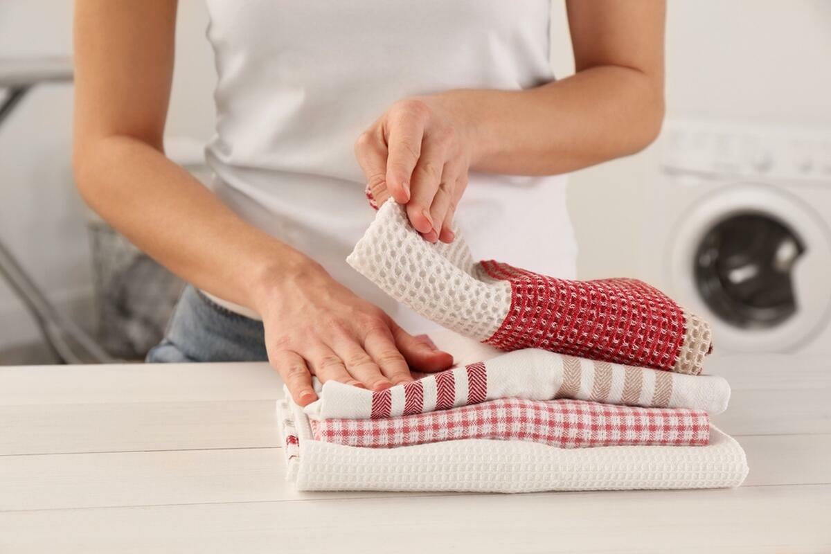 Kuinka valkaista keittiöpyyhkeet ilman pesukonetta ja keittämistä