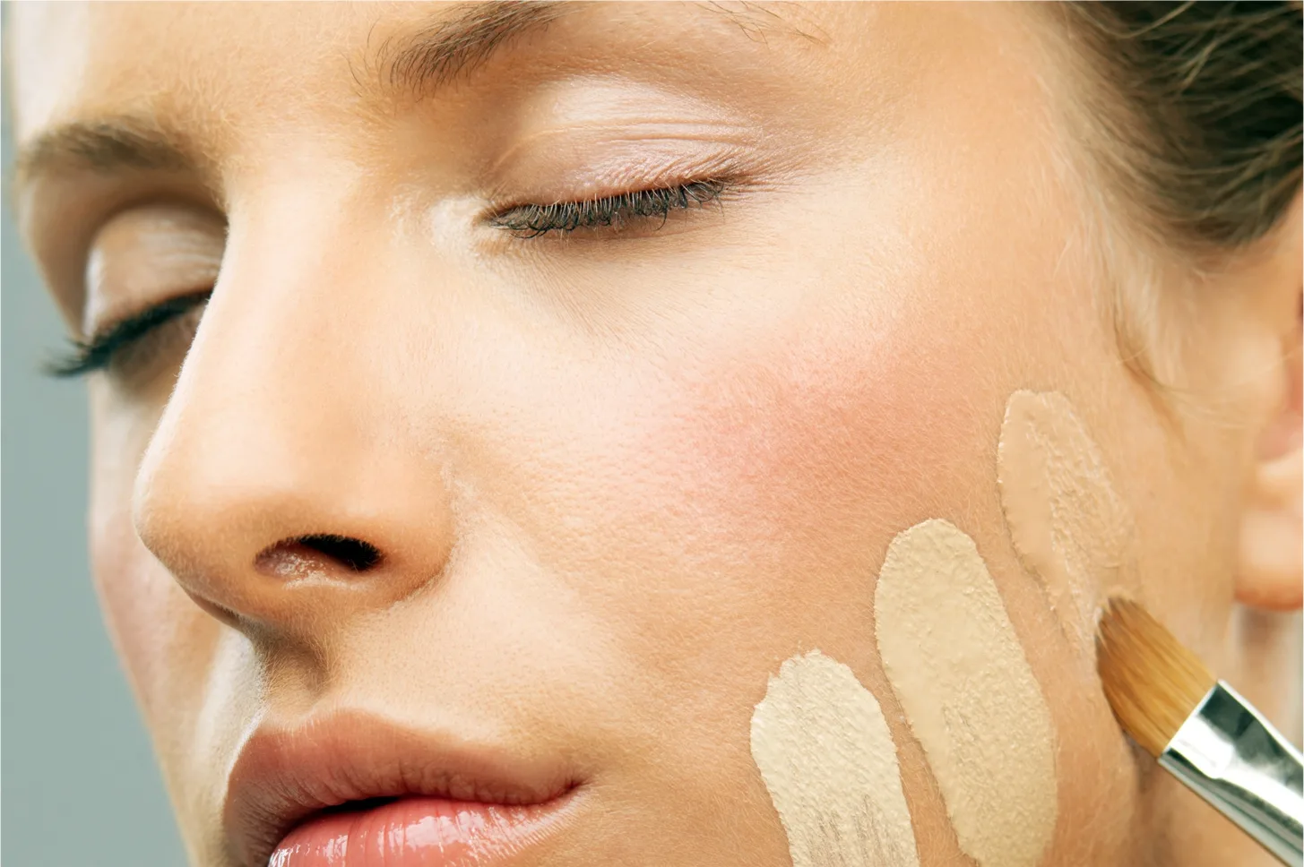 4 ei-ilmeistä virhettä meikkivoiteen levityksessä, joita lähes kaikki tekevät