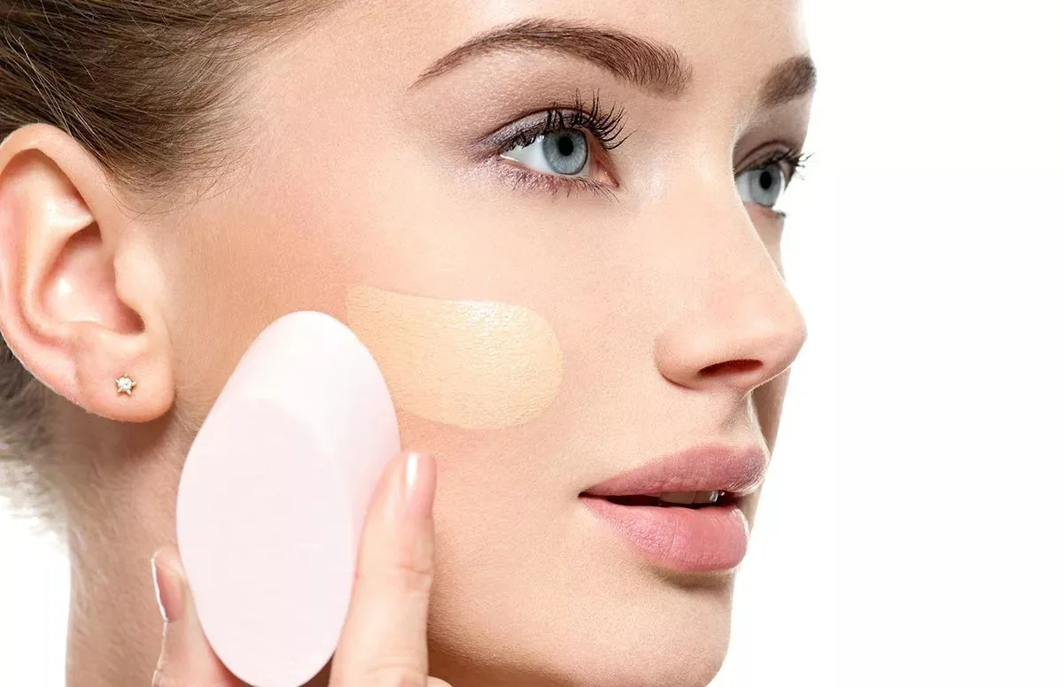 4 ei-ilmeistä virhettä meikkivoiteen levityksessä, joita lähes kaikki tekevät