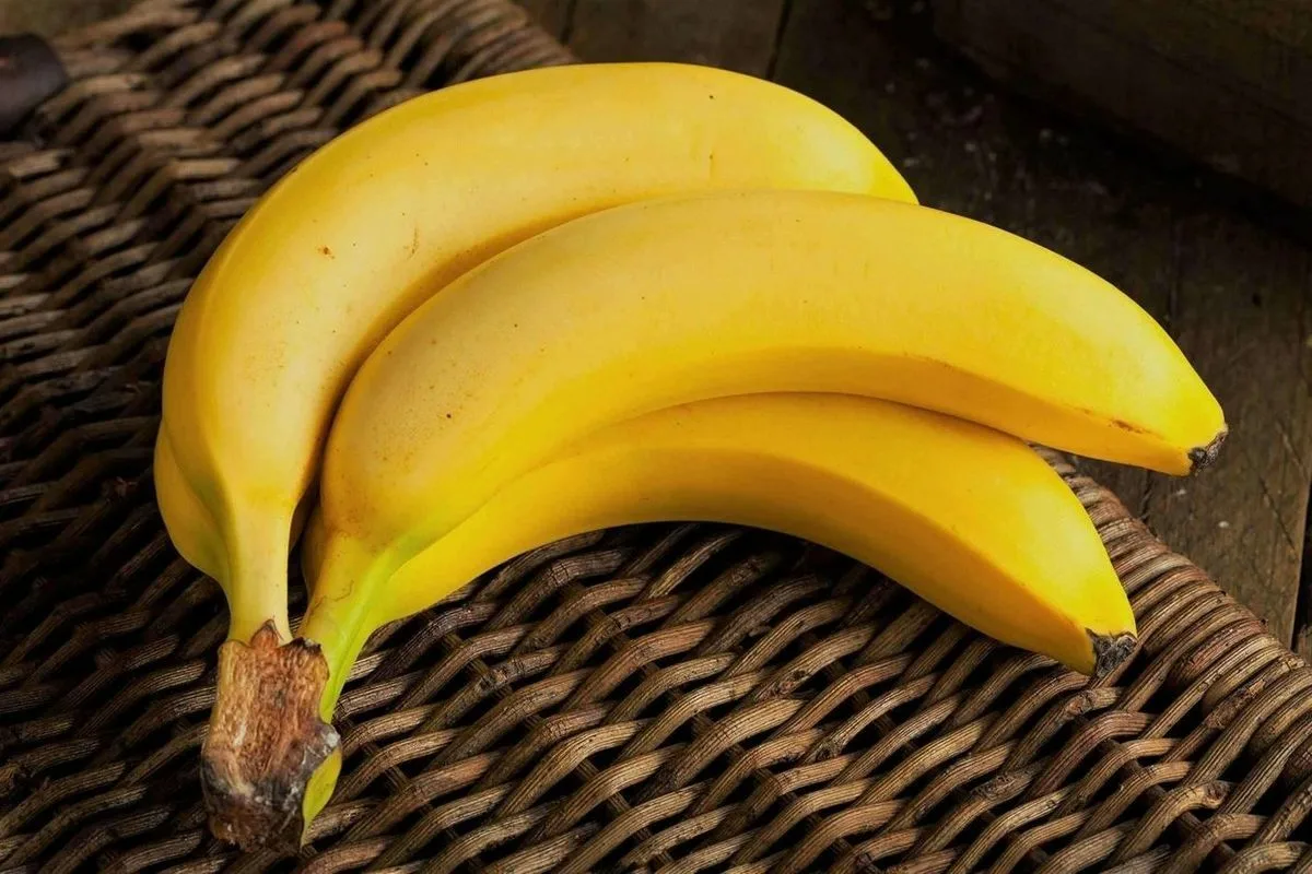 Käänteinen banaanikakku ilman jauhoja ja voita – gluteeniton unelma, joka sulaa suuhun alle 30 minuutissa