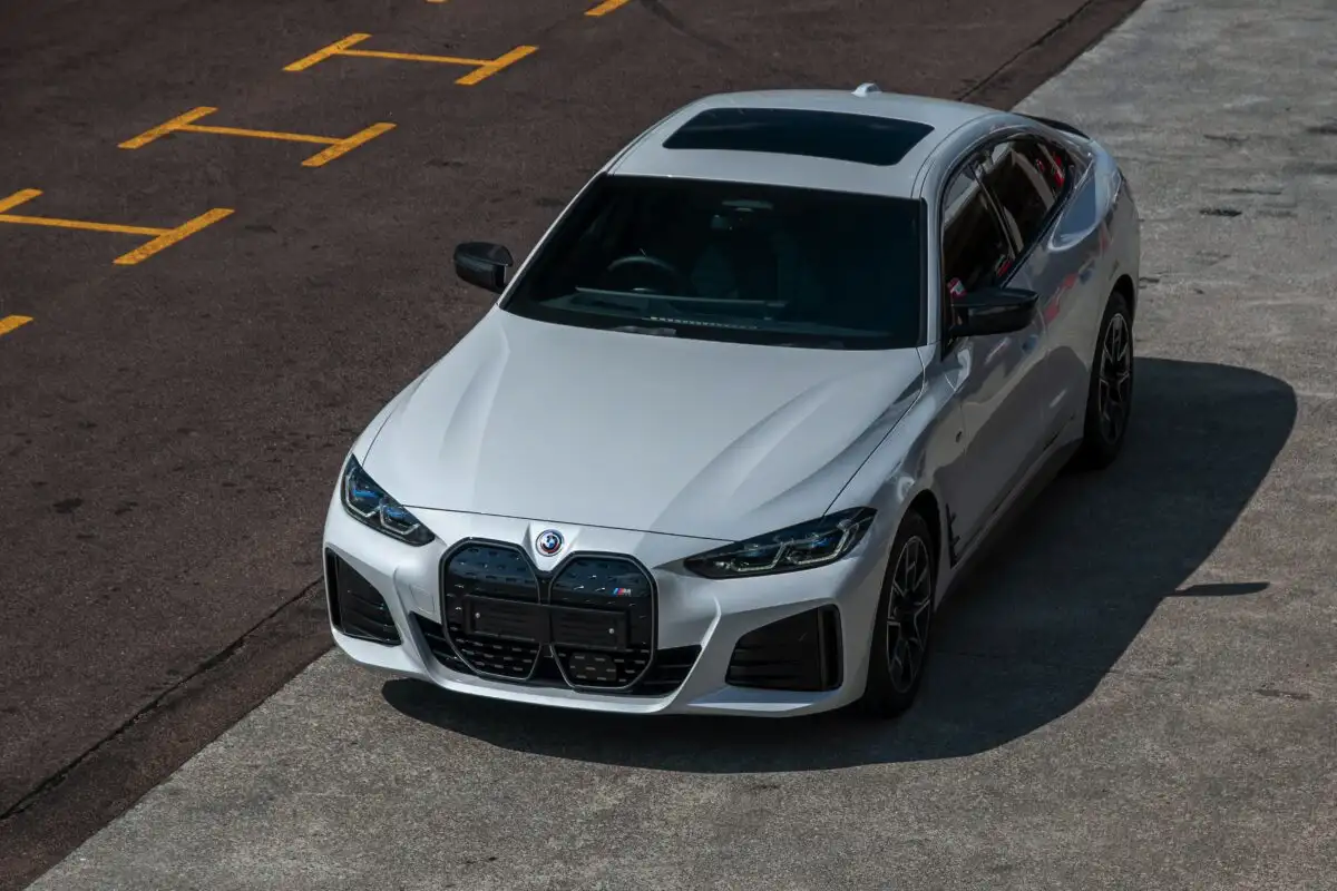 Testasimme BMW i4 M50 – sähköinen M-malli lupaa paljon, mutta jättääkö se BMW-maagin eloon?