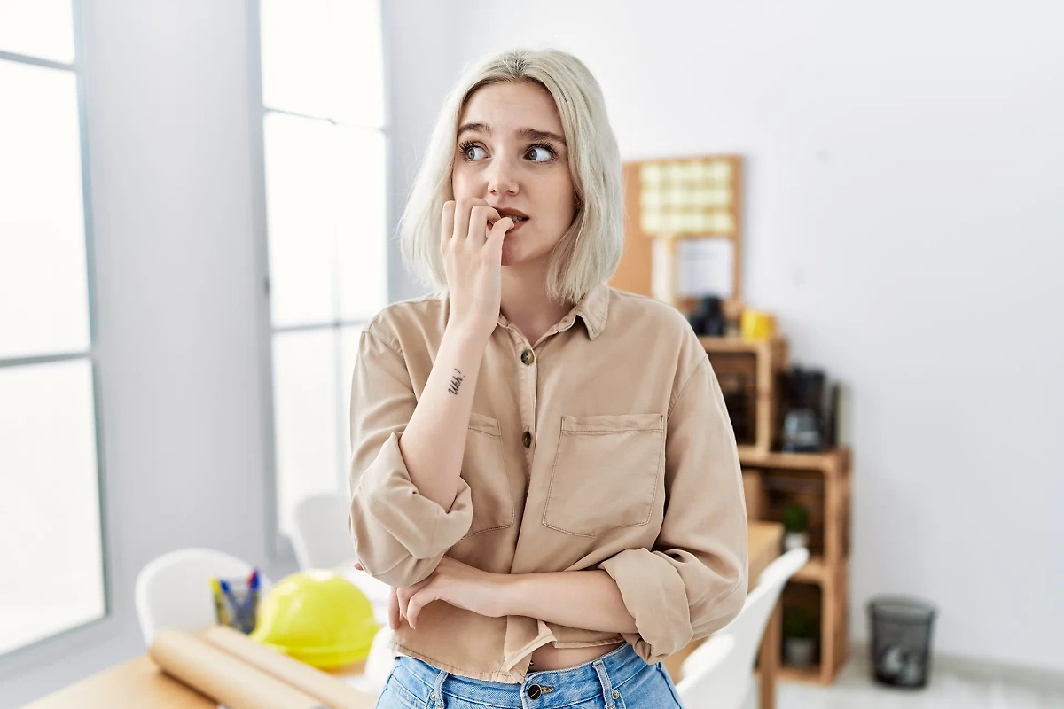 Piilossa Pysyvä Epävarmuus: 11 Merkkiä Siitä, Että Keskustelukumppanisi Epäilee Oman Älykkyytensä Riittävyyttä