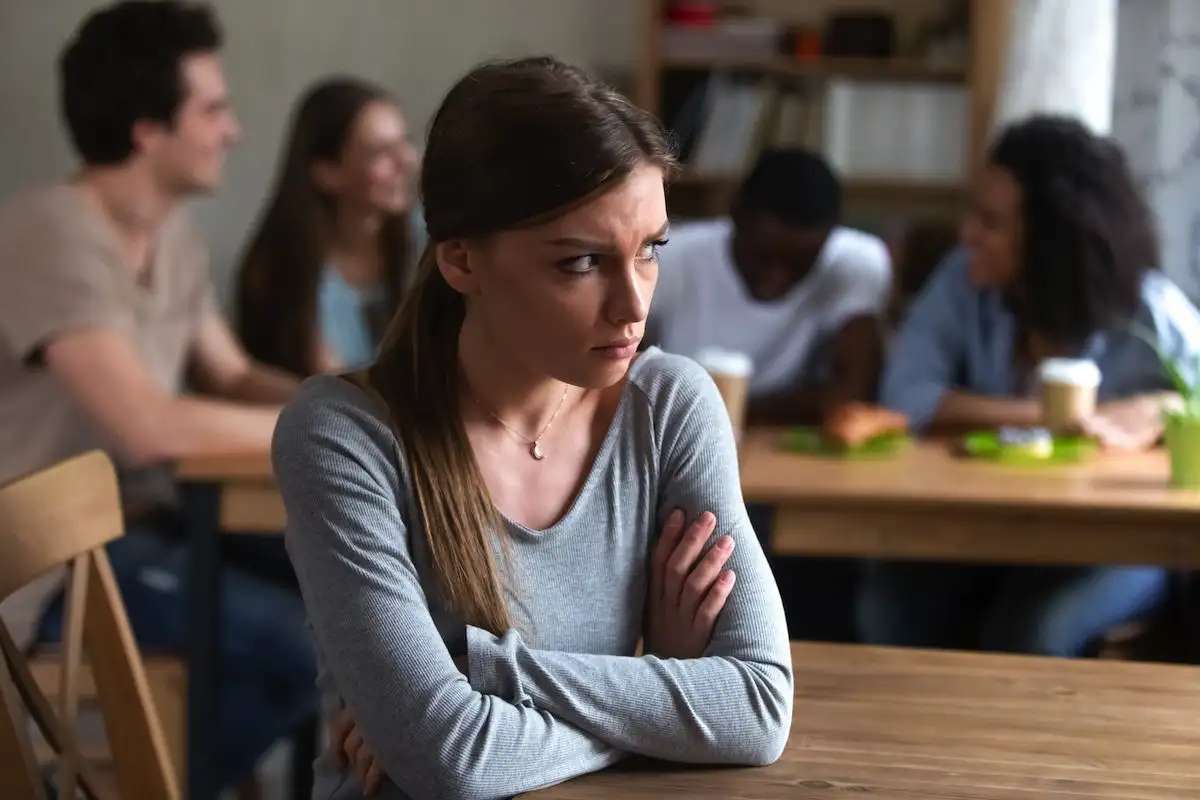 Piilossa Pysyvä Epävarmuus: 11 Merkkiä Siitä, Että Keskustelukumppanisi Epäilee Oman Älykkyytensä Riittävyyttä