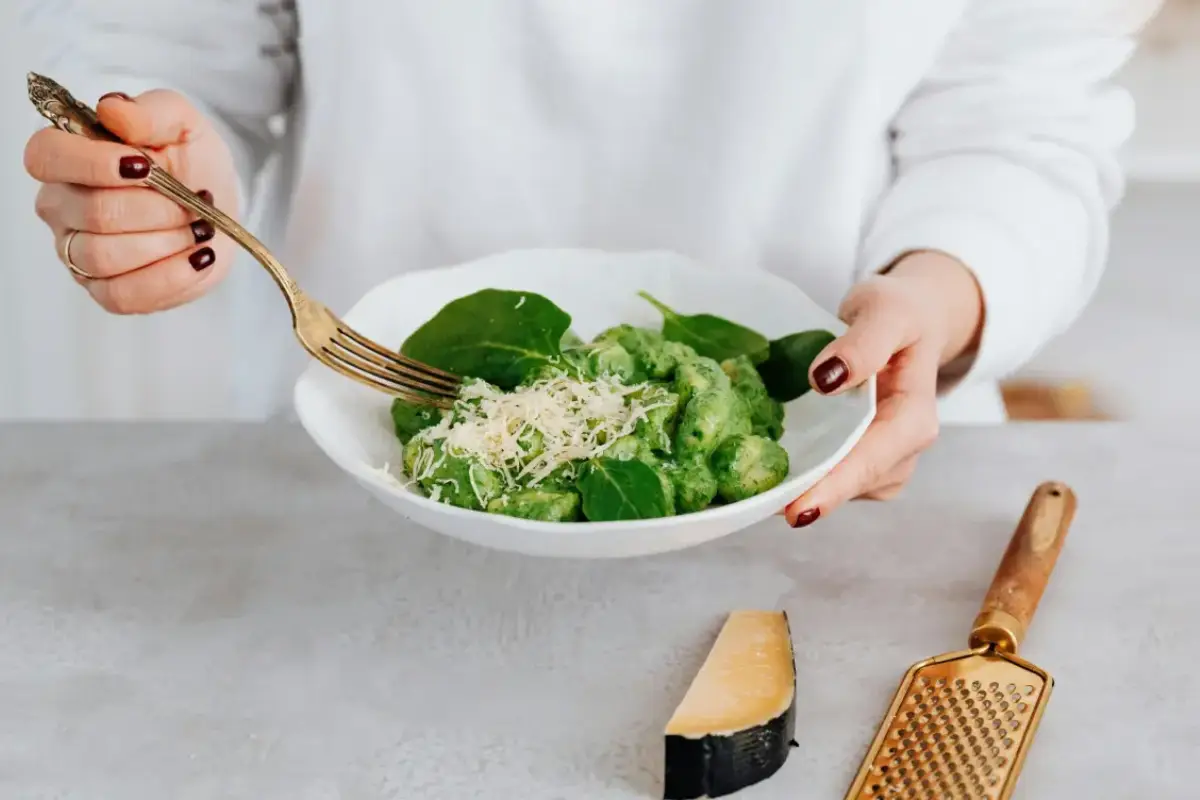 Gnocchit pinaattipestolla pannulla – täydellinen 15 minuutin arkiruoka, joka maistuu kuin luksusaterialta