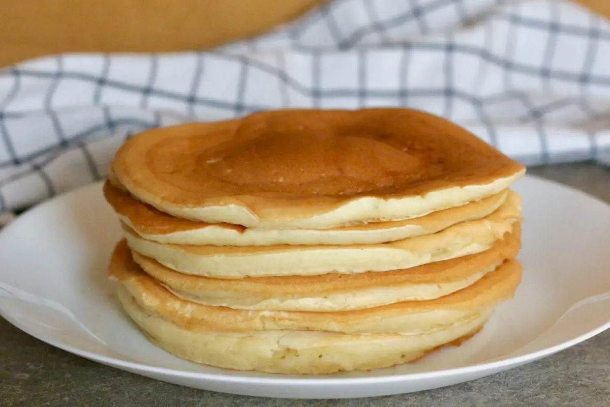 Maailman parhaat, paksut ja ilmavat jenkkipannarit kefiirillä – resepti, joka muuttaa koko aamiaispelisi ikuisesti