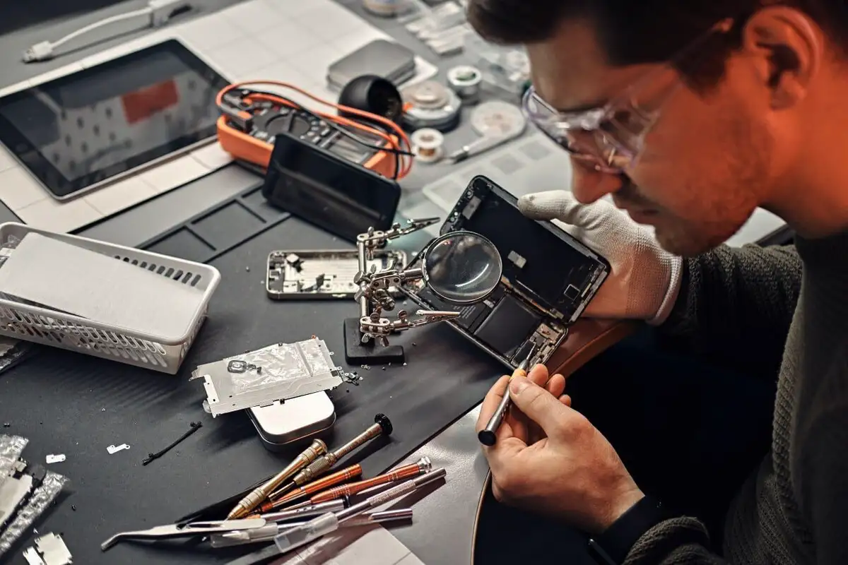 Säästövinkki Apple-faneille: Näin Paljon iPhone 17 Korjaus Maksaa Itse Tehtynä – Ja Miten Saat Rahasi Takaisin!