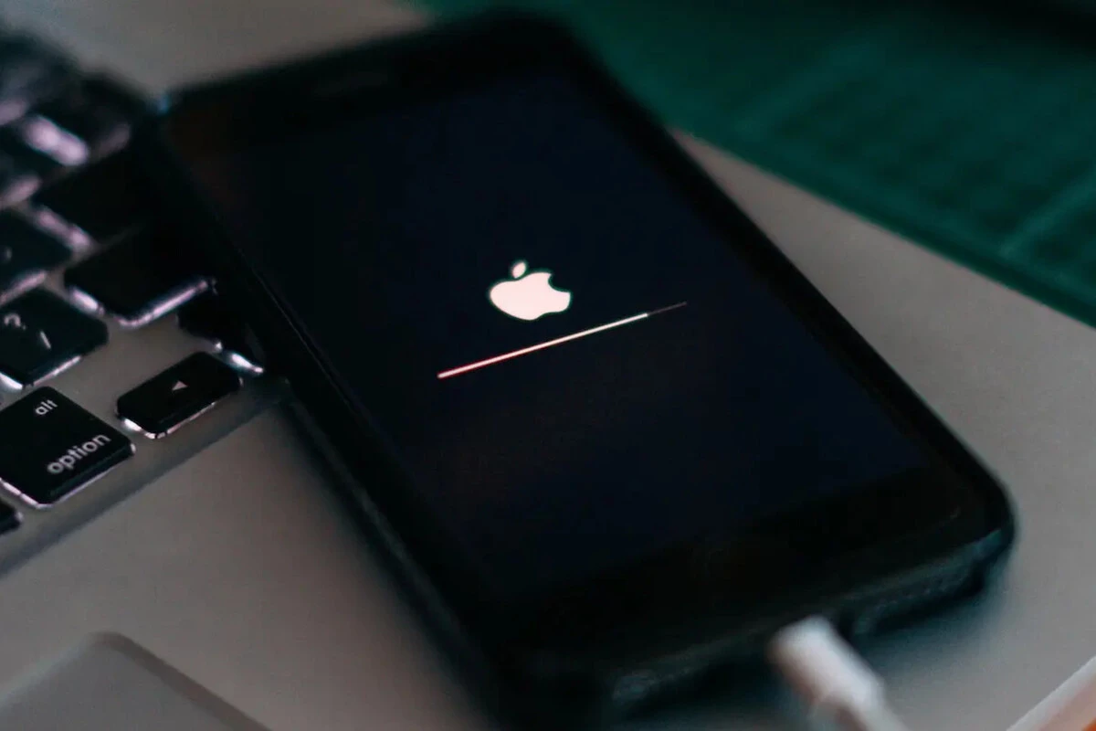 iPhonen akunsäästö – musta taustakuva sammuttaa miljoonia pikseleitä