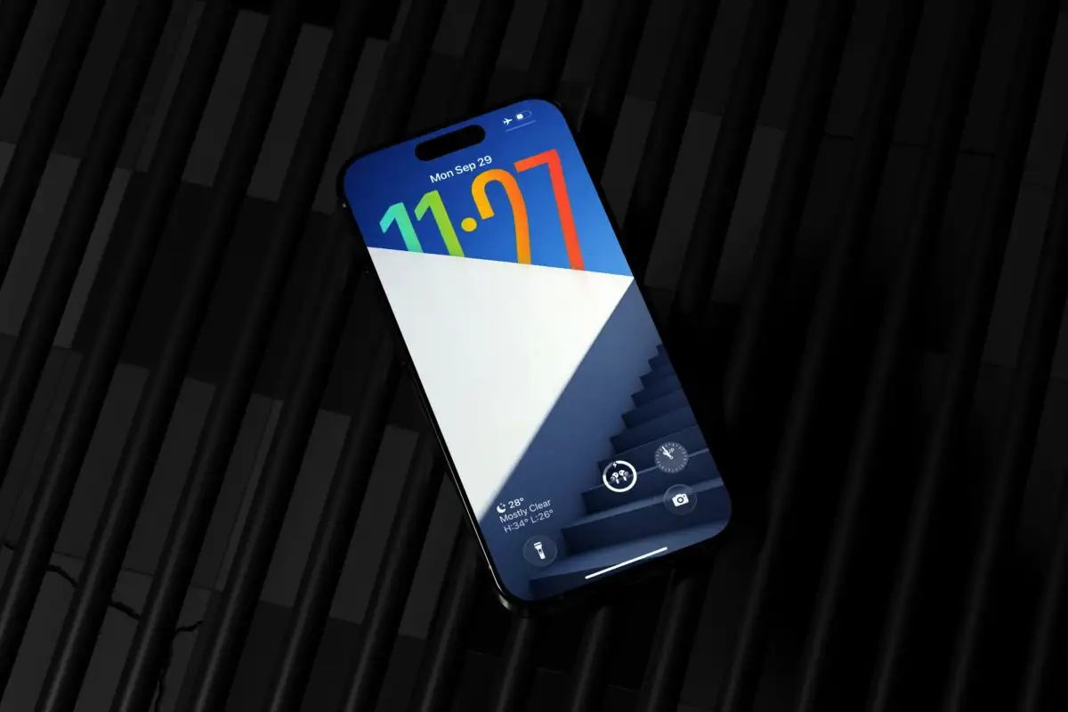 iPhonen akunsäästö – musta taustakuva sammuttaa miljoonia pikseleitä