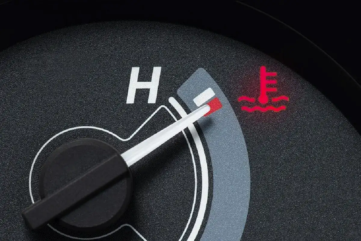 Miten toimia, kun jäähdytysnesteen varoitusvalo syttyy ajon aikana – vältä moottorivauriot