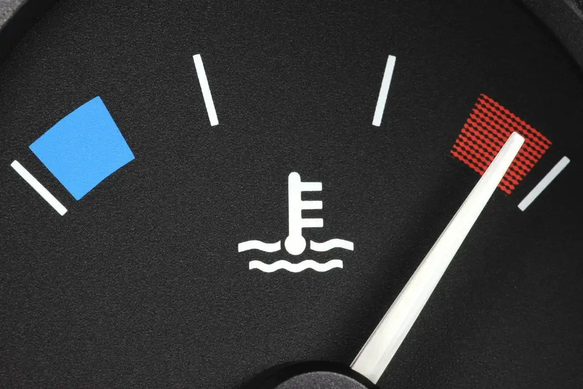 Miten toimia, kun jäähdytysnesteen varoitusvalo syttyy ajon aikana – vältä moottorivauriot