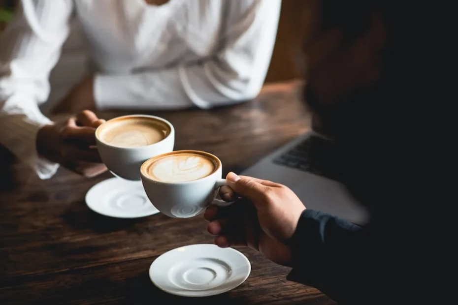 Kahvin vaikutus kehoon koko päivän ajan – energian nousu, romahdus, uni ja pitkän aikavälin salaisuudet