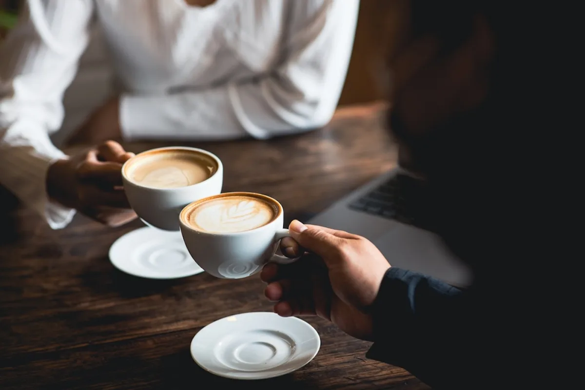 Kahvin vaikutus kehoon koko päivän ajan – energian nousu, romahdus, uni ja pitkän aikavälin salaisuudet
