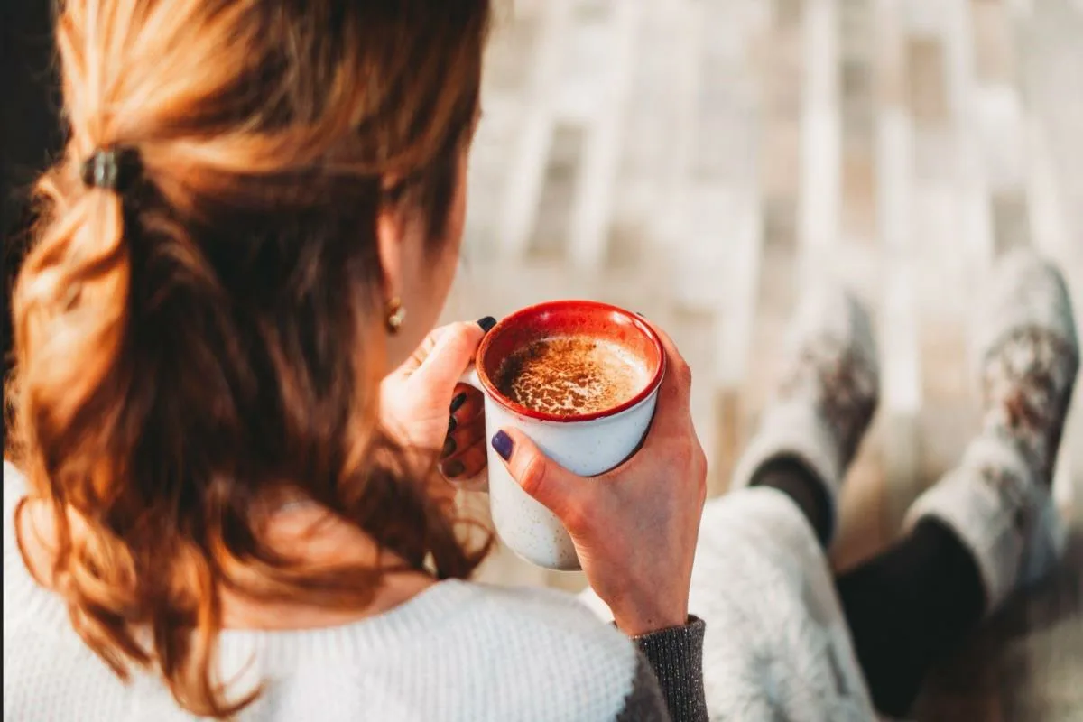 Kahvin vaikutus kehoon koko päivän ajan – energian nousu, romahdus, uni ja pitkän aikavälin salaisuudet