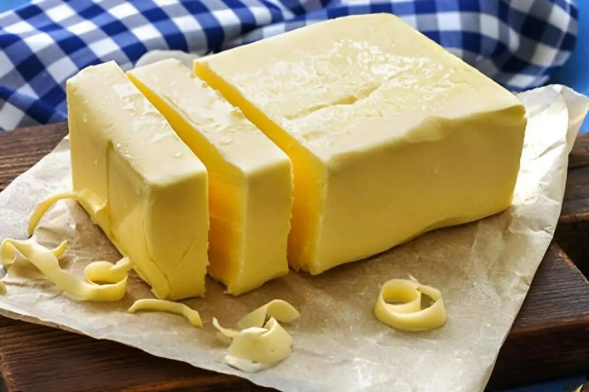 Näin irrotat kaikki tarrat ja liimajäljet jääkaapista sekä muista kodinkoneista – täydellinen opas, joka palauttaa laitteet kuin uusiksi