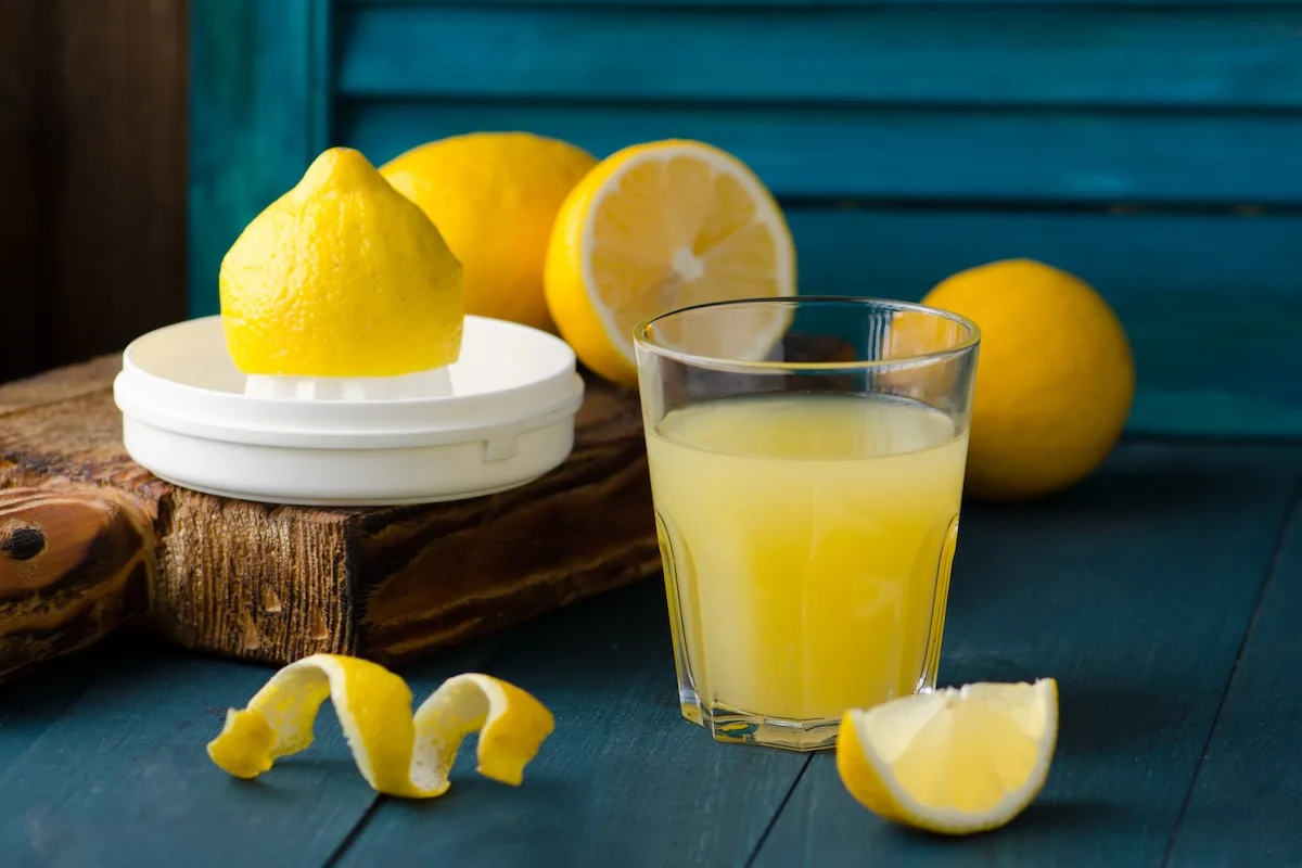 Näin irrotat kaikki tarrat ja liimajäljet jääkaapista sekä muista kodinkoneista – täydellinen opas, joka palauttaa laitteet kuin uusiksi