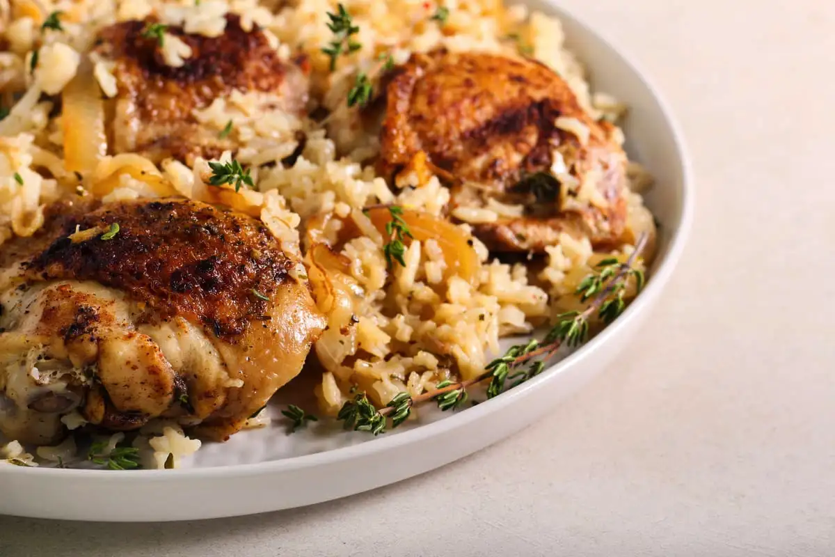 Kanankoipi orzon ja parsakaalin kanssa uunissa: Helppo ja maukas arkiruoka koko perheelle