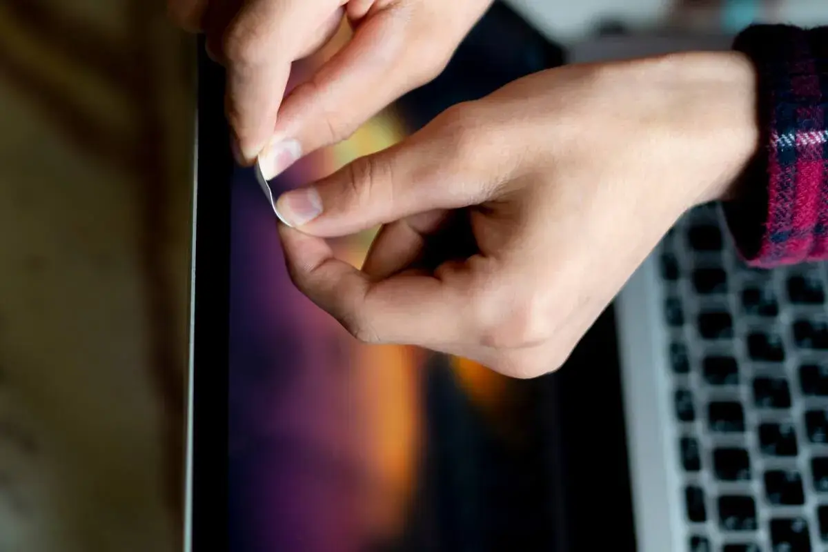 Harva tajuaa tätä vielä tänään: siksi puhelimen etukamera pitää teipata umpeen juuri nyt, ennen kuin on myöhäistä