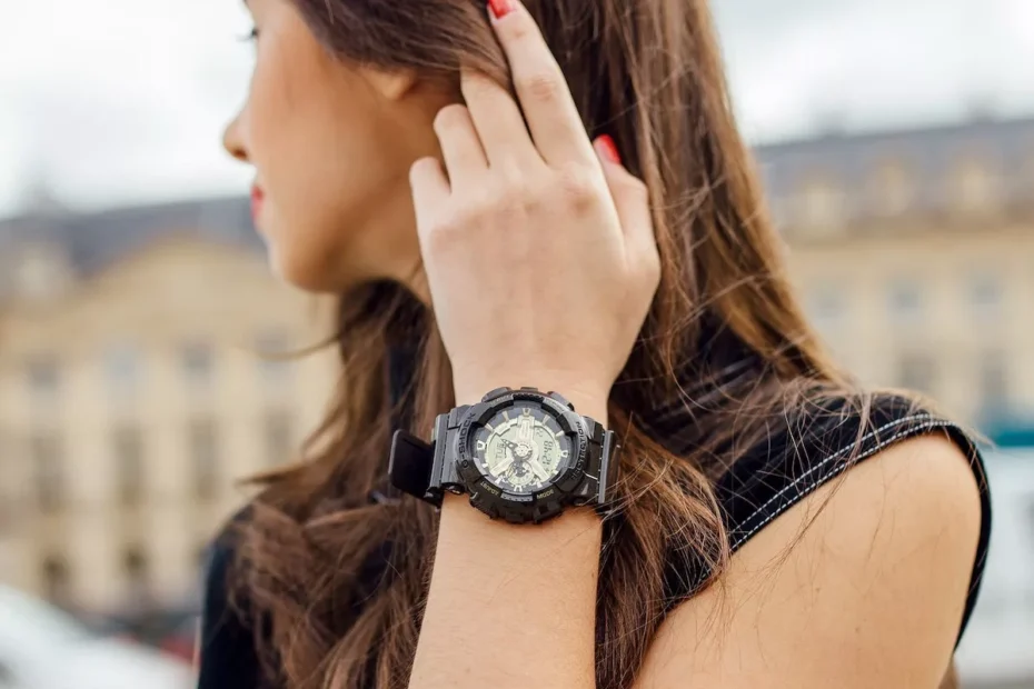 Miksi kello istuu vasemmalle ranteelle kuin se olisi aina kuulunut siihen – viisi syytä, jotka saavat sinut katsomaan kelloasi uudella tavalla