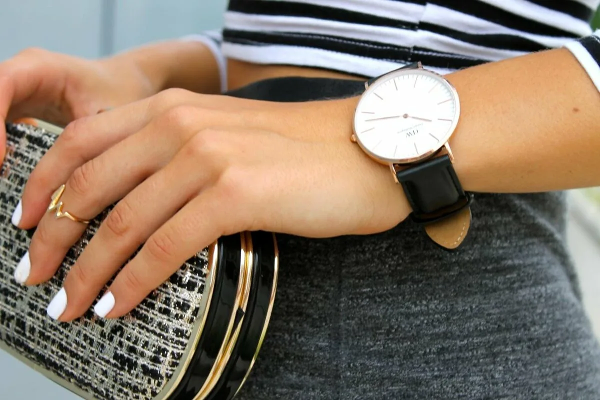Miksi kello istuu vasemmalle ranteelle kuin se olisi aina kuulunut siihen – viisi syytä, jotka saavat sinut katsomaan kelloasi uudella tavalla
