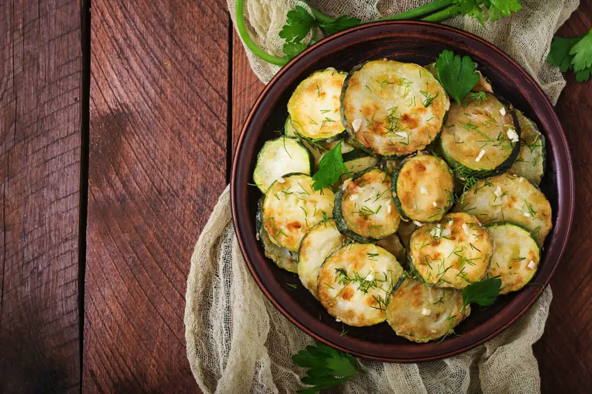 Kesäkurpitsa pannu, joka muuttaa elämäsi – valmis 12 minuutissa, halpa kuin mikä ja niin hyvää, että syöt suoraan pannulta