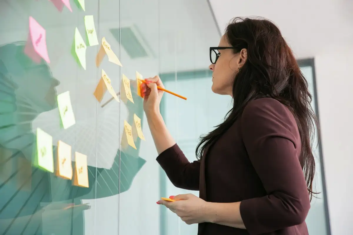 Miksi tunnet, että koko elämä romahtaa, jos et pidä kaikesta kiinni – psykologian syvin selitys kontrolli tarpeelle