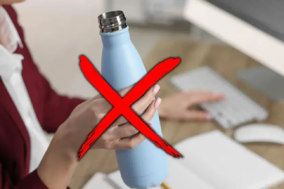 Poista kosteuden haju vesipullosta kolmella aineksella