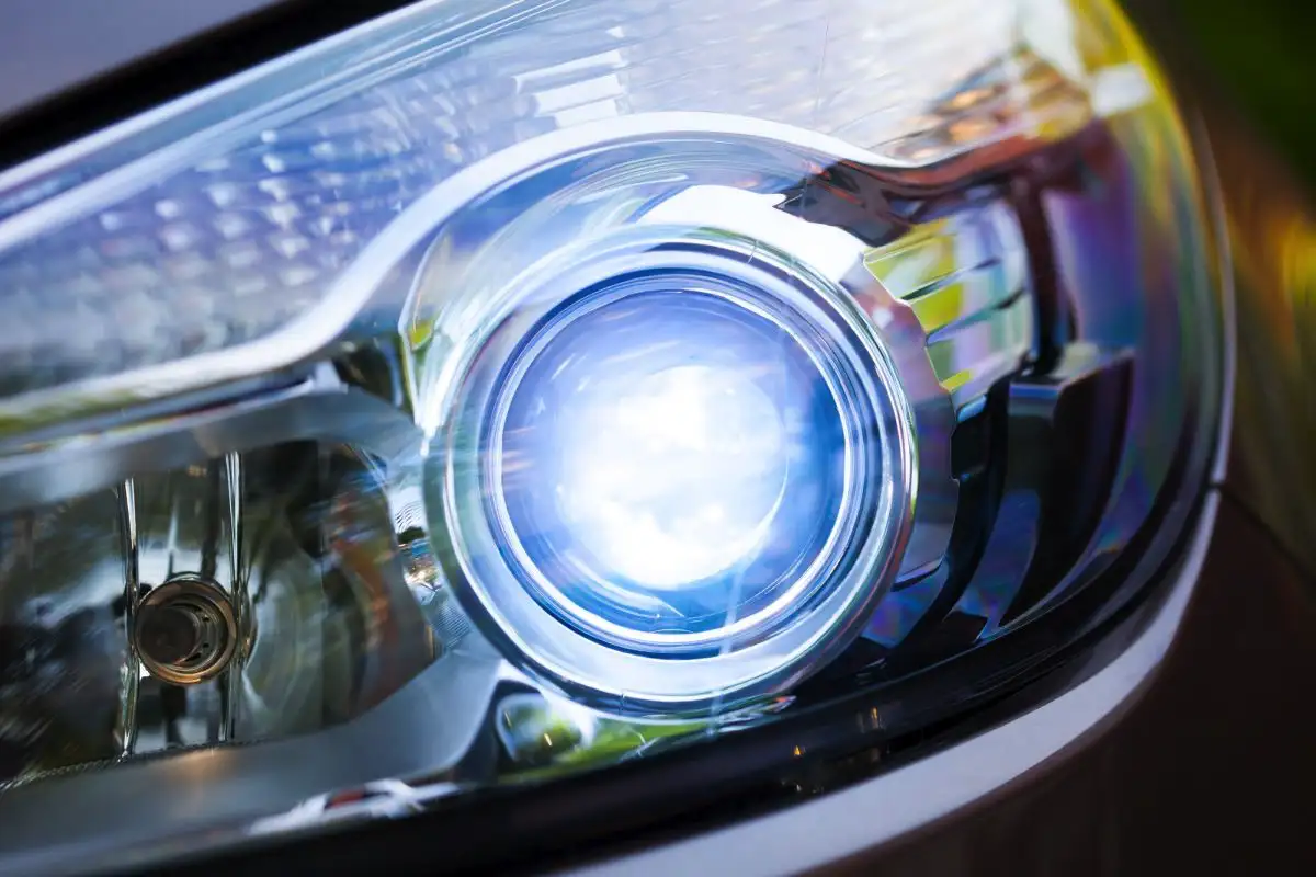 Ksenonvalojen vaihto itse – yli 1200 sanaa puhdasta opasta, jolla saat täydet valot takaisin ja säästät satoja euroja