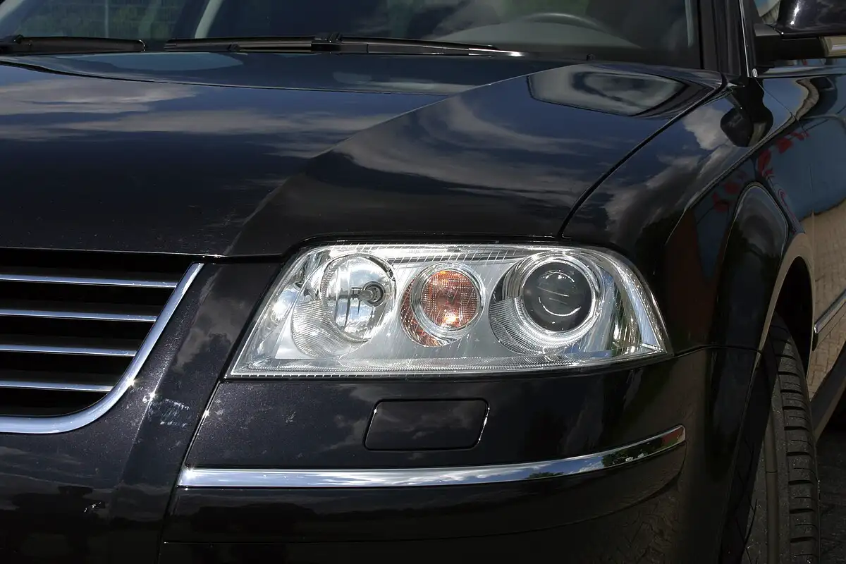 Ksenonvalojen vaihto itse – yli 1200 sanaa puhdasta opasta, jolla saat täydet valot takaisin ja säästät satoja euroja