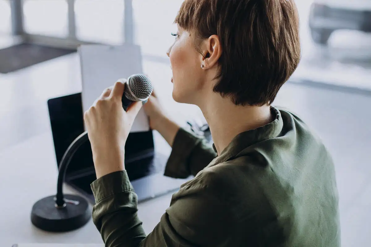10 tekniikkaa, joilla saat äänesi kuulostamaan vakuuttavammalta – vaikka et olisi syntynyt radioääneksi