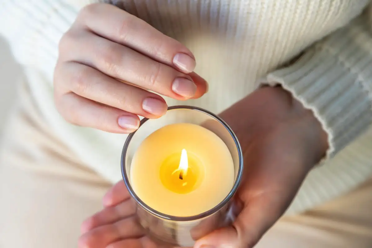Laita kynttilä jääkaappiin – vanha emännänkonsti, joka tekee tavallisesta kynttilästä jättikynttilän ja tuoksuista lähes ikuisia