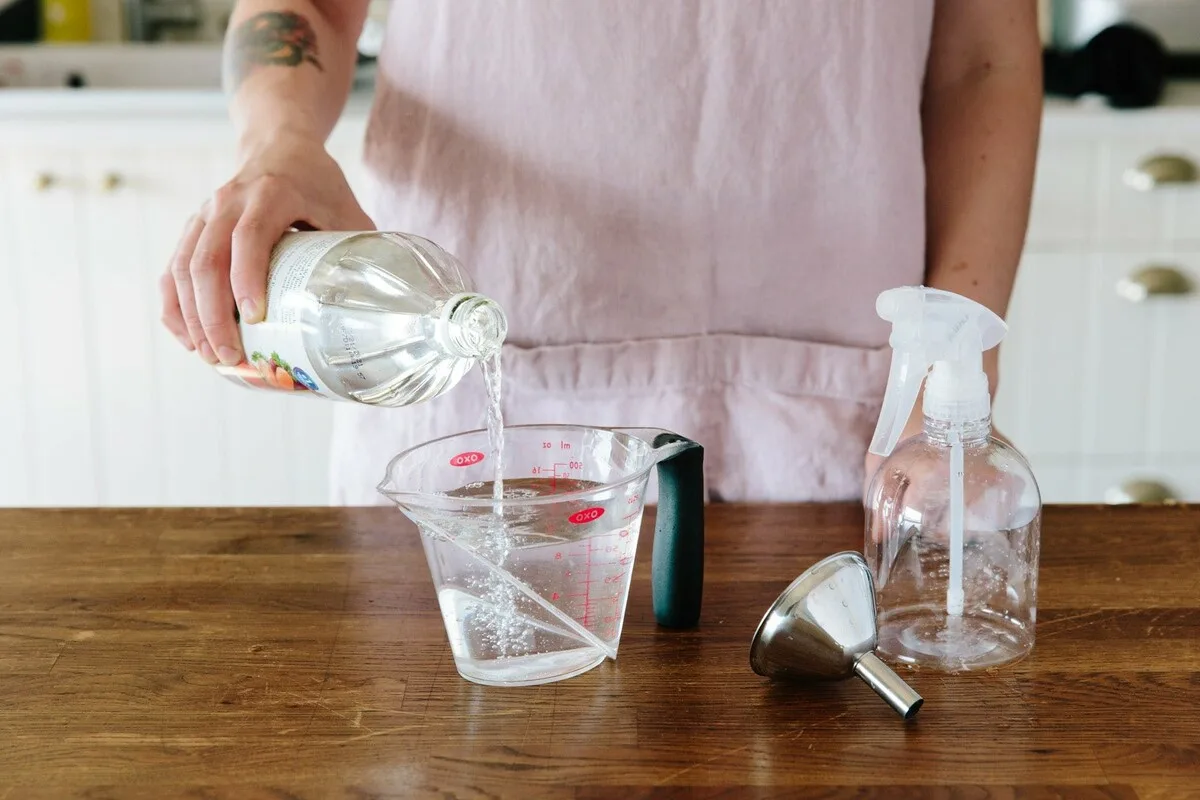 Veden ja etikan yhdistelmä: salainen keino pitää potuksen lehdet kiiltävinä ja terveinä