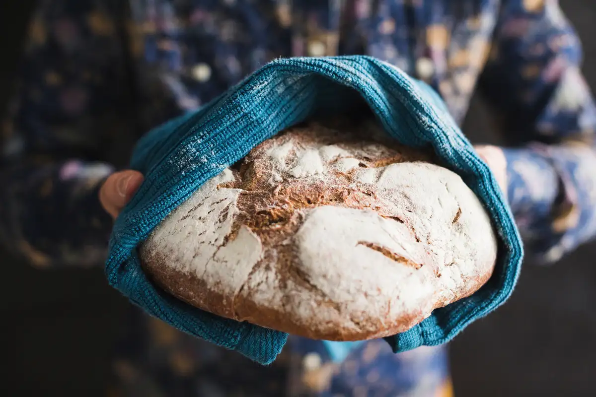 Näin leipä pysyy pehmeänä, rapeana ja täysin tuoreena jopa 14–16 päivää – yksi täysin ilmainen keittiötemppu, joka lopettaa ruokahävikin kertaheitolla