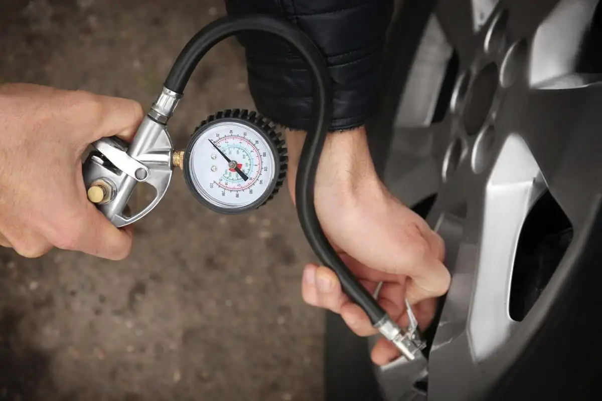 Renkaiden salainen temppu kylmässä: Miksi lisätä 0,2 bar painetta – ja mitä tapahtuu jos ylität suosituksen