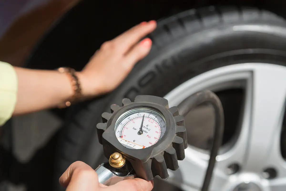 Renkaiden salainen temppu kylmässä: Miksi lisätä 0,2 bar painetta – ja mitä tapahtuu jos ylität suosituksen
